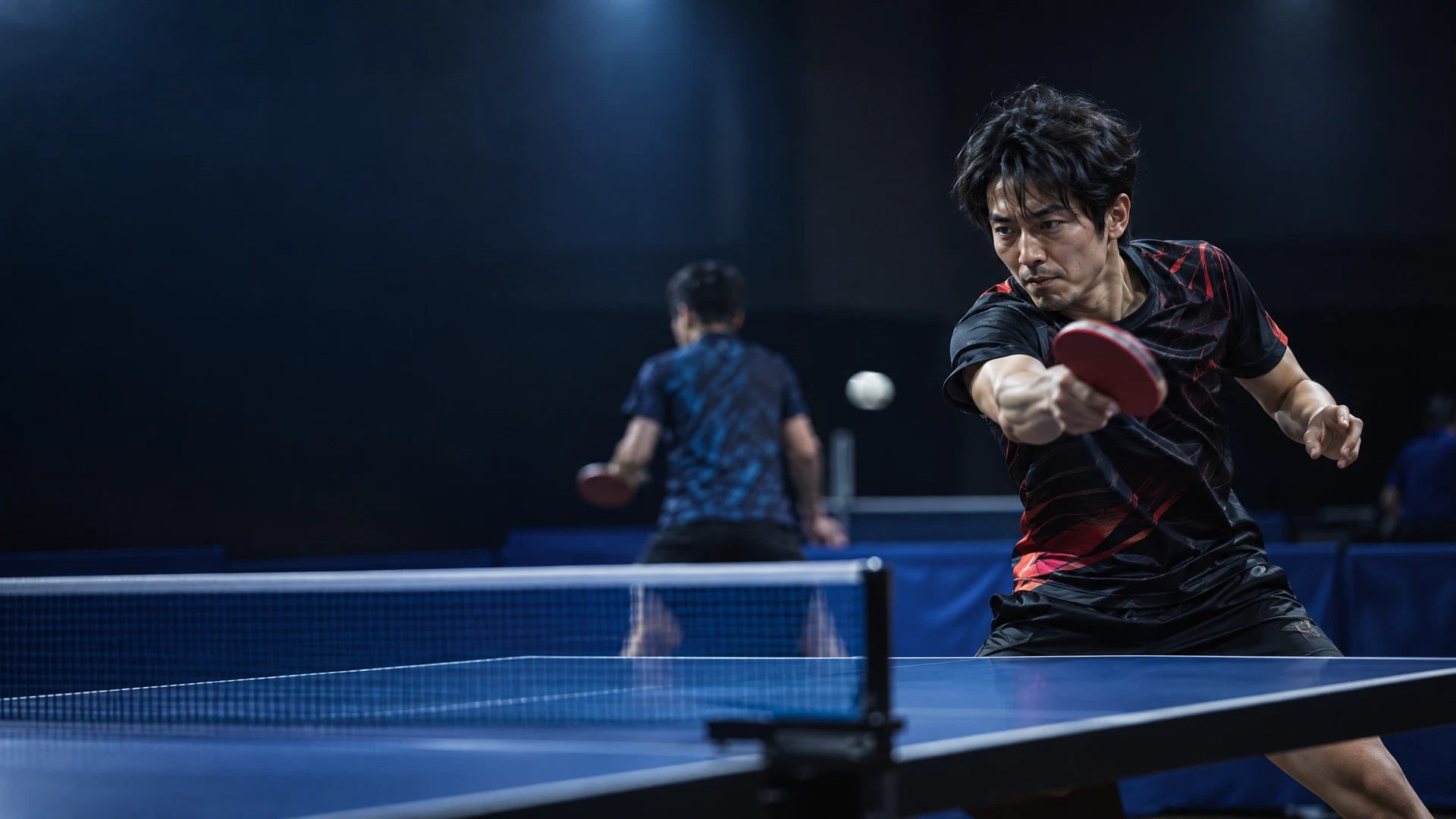 卓球の試合でフォアハンドを打つ選手